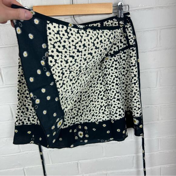 Urban Outfitters Daisy Floral Print Wrap Skirt Size M - Picture 7 of 8
